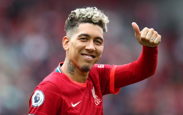 Roberto Firmino zieht das Trikot mit der Nummer 9 aus, um sich von Liverpool zu verabschieden